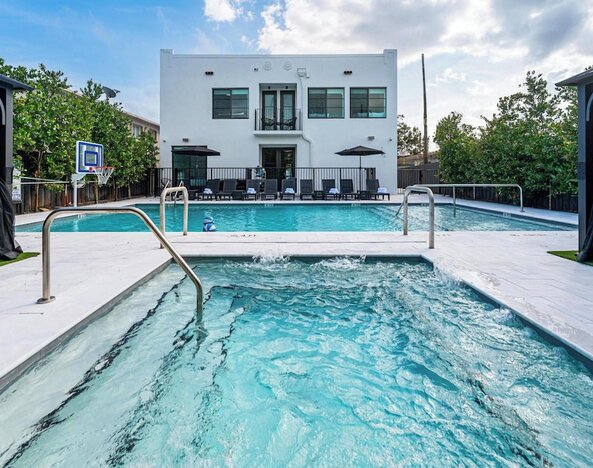 Lux Retreat By Renzzi