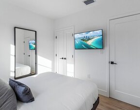 Lux Retreat By Renzzi