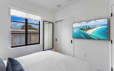 Lux Retreat By Renzzi