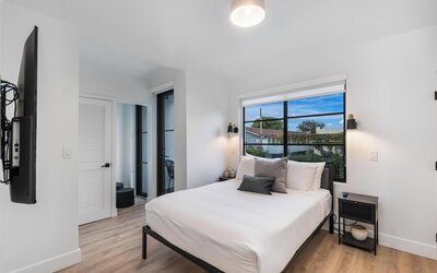 Lux Retreat By Renzzi