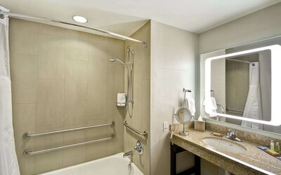 DoubleTree by Hilton Chicago Midway Airport