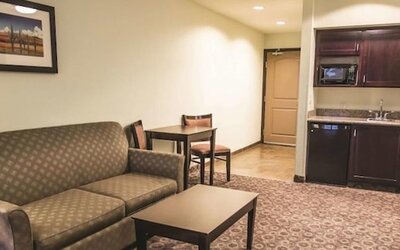 La Quinta Inn & Suites by Wyndham Las Vegas Airport South