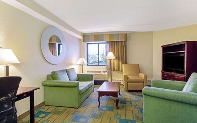 La Quinta Inn & Suites by Wyndham Boston Somerville