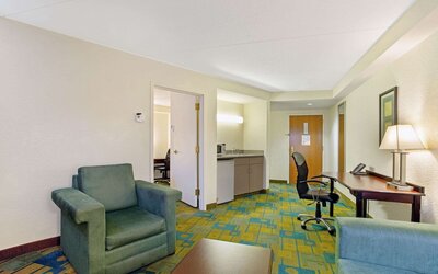 La Quinta Inn & Suites by Wyndham Boston Somerville