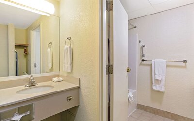 La Quinta Inn & Suites by Wyndham Boston Somerville