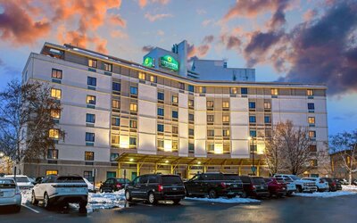 La Quinta Inn & Suites by Wyndham Boston Somerville