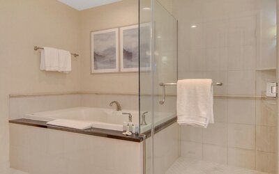 Premium Suite w/balcony at The Signature