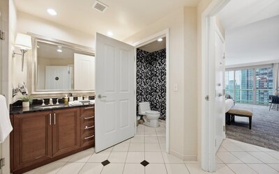 Premium Suite w/balcony at The Signature