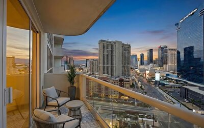 Premium Suite w/balcony at The Signature