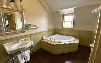 The Red Lion Inn Resort 1704