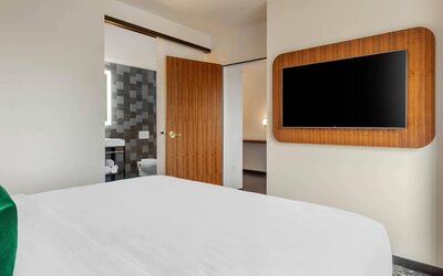 Cambria Hotel Boston Downtown - Seaport