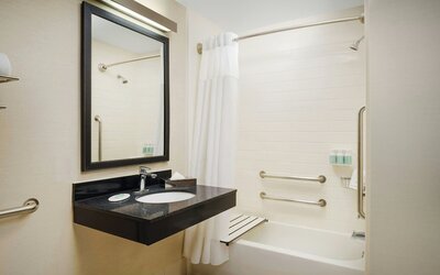 Suite, 2 Double Beds (Mobility Accessible, Tub) - 2 Double Beds