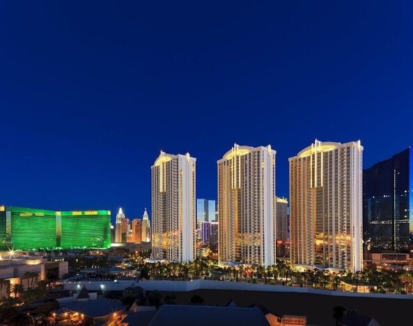 MGM Signature - Strip view suite