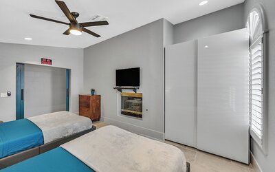 Villa - 8 Bedrms 5 Bths 15 Beds