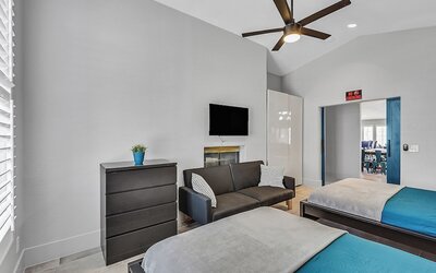 Villa - 8 Bedrms 5 Bths 15 Beds