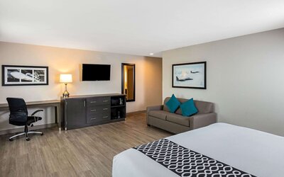 La Quinta Inn & Suites by Wyndham Las Vegas Nellis