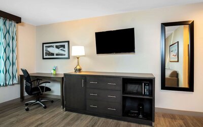 La Quinta Inn & Suites by Wyndham Las Vegas Nellis