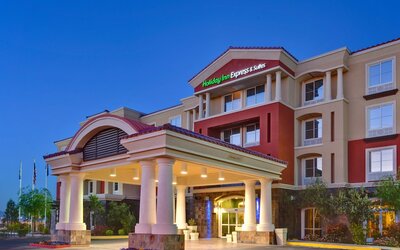 Holiday Inn Express & Suites Las Vegas SW - Spring Valley by IHG