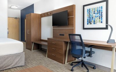 Holiday Inn Express & Suites Las Vegas SW - Spring Valley by IHG