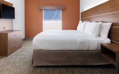 Holiday Inn Express & Suites Las Vegas SW - Spring Valley by IHG