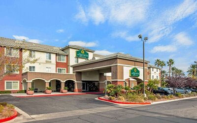 La Quinta Inn & Suites by Wyndham Las Vegas Red Rock