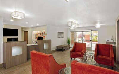 La Quinta Inn & Suites by Wyndham Las Vegas Red Rock