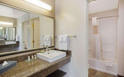 La Quinta Inn & Suites by Wyndham Las Vegas Red Rock