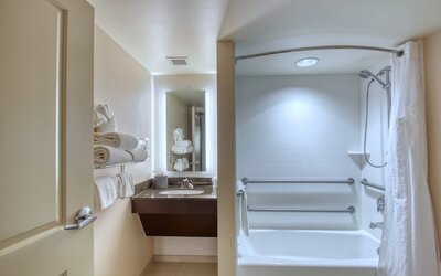 Holiday Inn Hotel & Suites Atlanta Airport-North by IHG