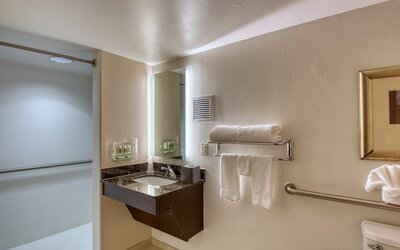 Holiday Inn Hotel & Suites Atlanta Airport-North by IHG