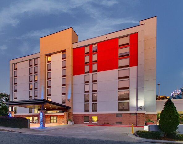 Holiday Inn Express & Suites Atlanta N-Perimeter Mall Area by IHG
