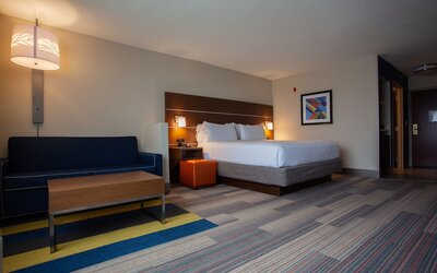 Holiday Inn Express & Suites Atlanta N-Perimeter Mall Area by IHG