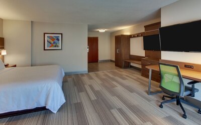 Holiday Inn Express & Suites Atlanta N-Perimeter Mall Area by IHG