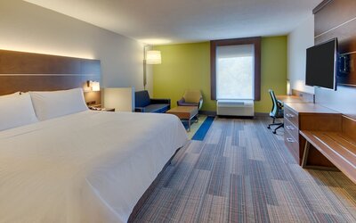 Holiday Inn Express & Suites Atlanta N-Perimeter Mall Area by IHG