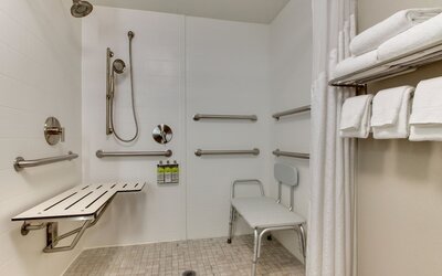 Holiday Inn Express & Suites Atlanta N-Perimeter Mall Area by IHG