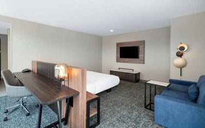 La Quinta Inn & Suites by Wyndham Nashville Downtown / Stadium