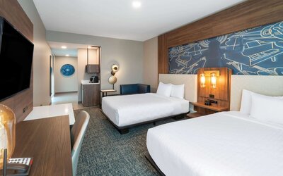La Quinta Inn & Suites by Wyndham Nashville Downtown / Stadium