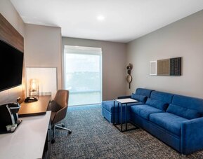La Quinta Inn & Suites by Wyndham Nashville Downtown / Stadium