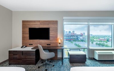 La Quinta Inn & Suites by Wyndham Nashville Downtown / Stadium