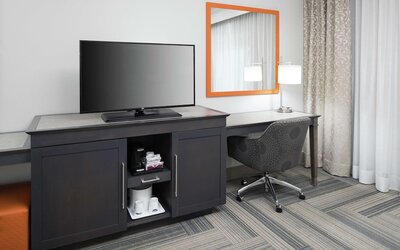 Room, 1 King Bed, Non Smoking, Refrigerator