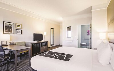 La Quinta Inn & Suites by Wyndham Austin Near The Domain
