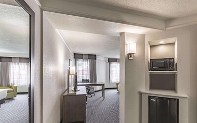 La Quinta Inn & Suites by Wyndham Austin Near The Domain