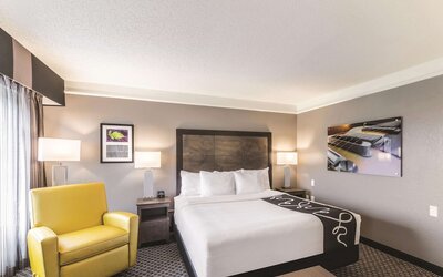 La Quinta Inn & Suites by Wyndham Austin Near The Domain