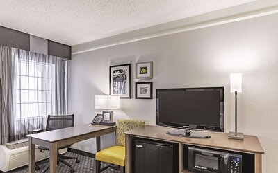 La Quinta Inn & Suites by Wyndham Austin Near The Domain