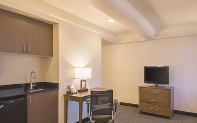 La Quinta Inn & Suites by Wyndham Austin Near The Domain