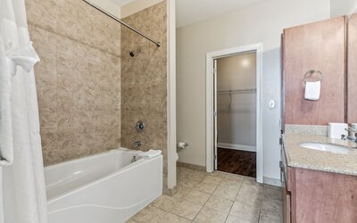 Spacious Modern Condos near French Quarter