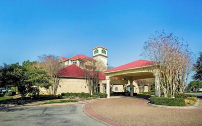 La Quinta Inn & Suites by Wyndham Austin Southwest