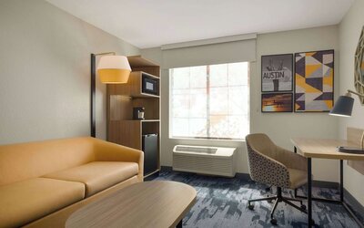 La Quinta Inn & Suites by Wyndham Austin Southwest