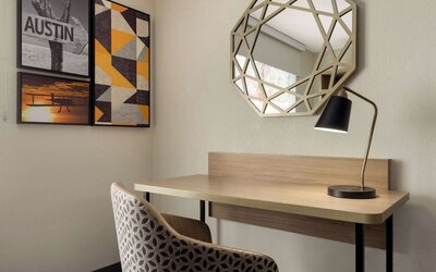 La Quinta Inn & Suites by Wyndham Austin Southwest