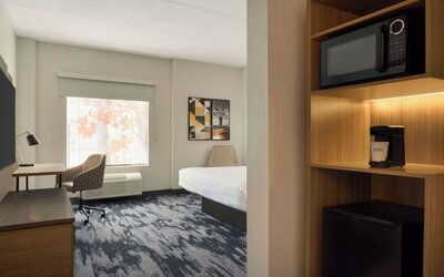 La Quinta Inn & Suites by Wyndham Austin Southwest