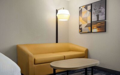 La Quinta Inn & Suites by Wyndham Austin Southwest